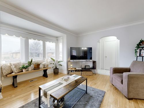 7 Northgate Dr, North York, ON, M3K1P8 | Card Image