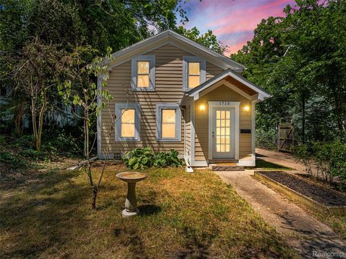 1713 Pontiac Trl, Ann Arbor, MI, 48105-1722 | Card Image