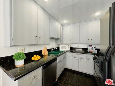 305 - Keith Avenue, Condo with 1 bedrooms, 1 bathrooms and null parking in West Hollywood CA | Image 3