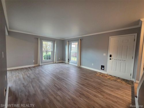 15814 Newport Dr, Clinton Twp, MI, 48038-1046 | Card Image