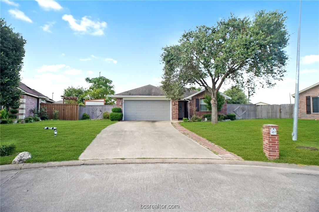 Willow Ct, Navasota, TX 77868