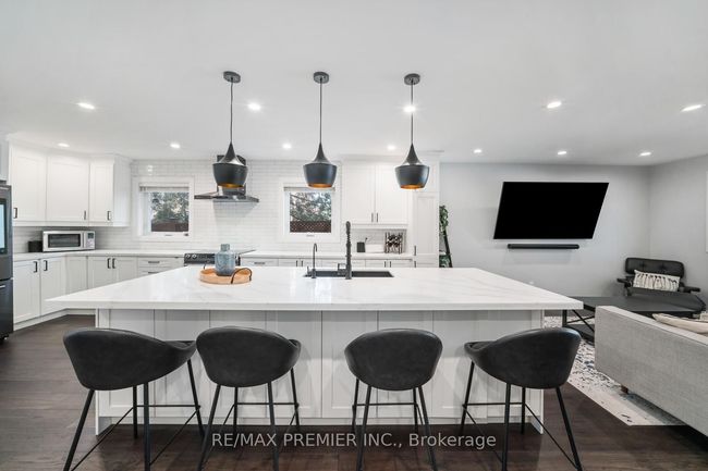 122 Robert Hicks Dr, House attached with 6 bedrooms, 5 bathrooms and 2 parking in North York ON | Image 6