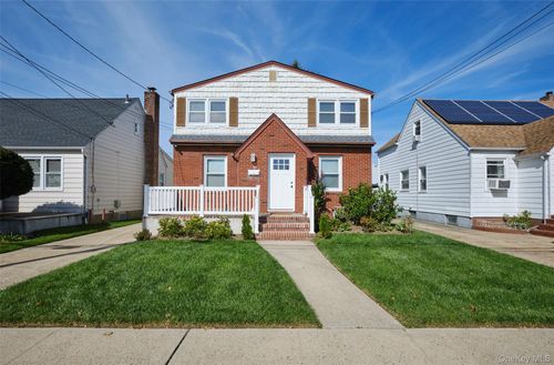 9 Court St, Elmont, NY, 11003-1109 | Card Image