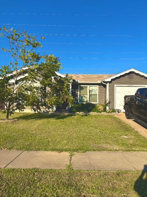 5400 Creek Valley Dr, Arlington, TX, 76018-1832 | Card Image