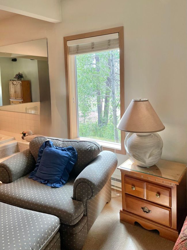 20-PrimerroomChairWindow-R6 | Image 20
