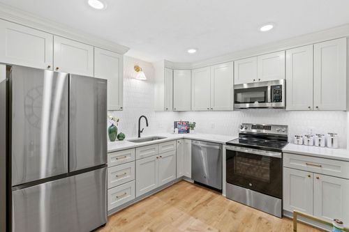 apt-210-5140 W 102nd St, Bloomington, MN, 55437-2524 | Card Image