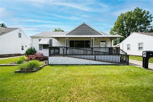 5132 Chestnut Hill Dr, Willoughby, OH, 44094-4340 | Card Image