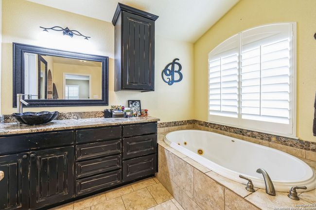 1167 Pipe Springs Dr, House other with 4 bedrooms, 4 bathrooms and null parking in Lakehills TX | Image 6