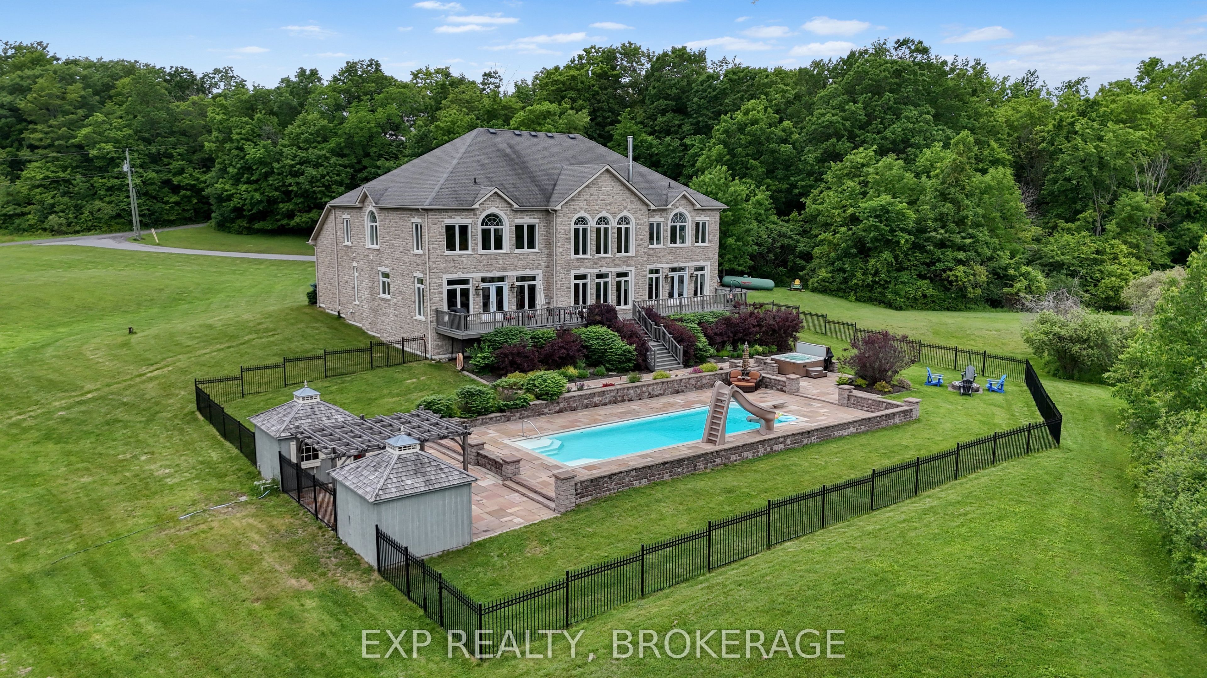 Residential in Frontenac Islands 2
