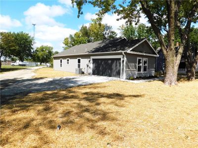 Garage with central AC | Image 3