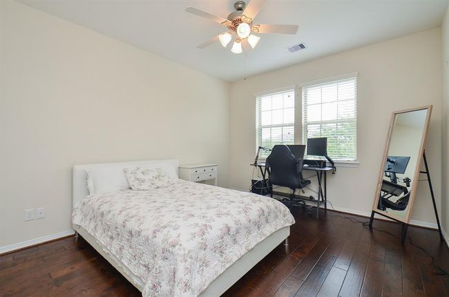 Secondary bedroom on the other side of the shared bathroom. | Image 29