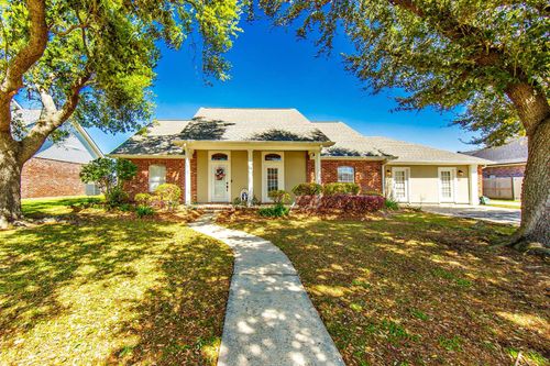 300 Cheyenne Dr, Houma, LA, 70360-6051 | Card Image