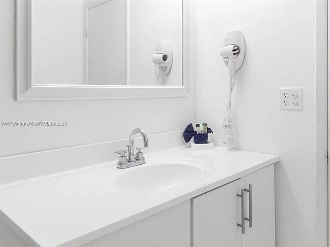APT-1216 - 19370 Collins Ave, Condo with 3 bedrooms, 2 bathrooms and null parking in Sunny Isles Beach FL | Image 12