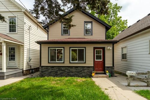 15 Adelaide St, Grimsby, ON, L3M1X2 | Card Image
