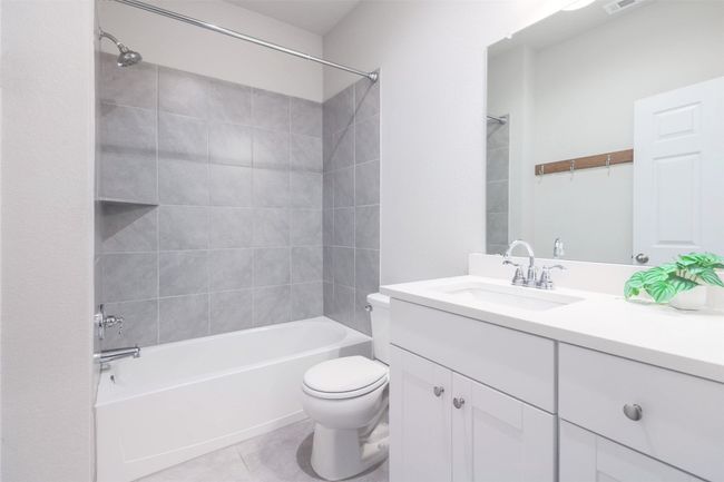Main level bathroom | Image 10