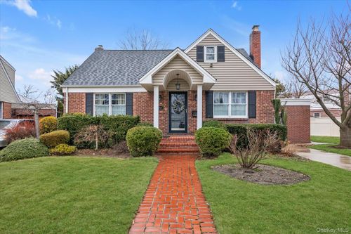 212 Wilton St, New Hyde Park, NY, 11040-3834 | Card Image