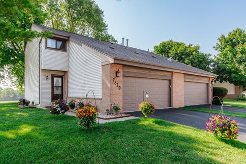 7220 S Delaine Dr, Oak Creek, WI, 53154-2410 | Card Image