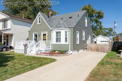 1022 Cambridge Road, Home with 3 bedrooms, 2 bathrooms and null parking in Berkley MI | Image 3