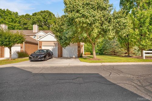 5585 Woodruff Shore Dr, Brighton, MI, 48116-8380 | Card Image