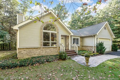 11390 Ridge Rd, South Lyon, MI, 48178-8846 | Card Image