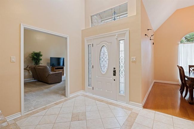 Tiled entryway is easy to maintain and easy to clean (perfect for rainy days or muddy feet). | Image 8
