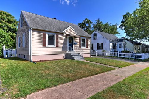 35 Willow St, West Haven, CT, 06516-3841 | Card Image