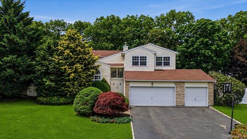 16 English Ivy Ln, Lake Grove, NY, 11755-1847 | Card Image