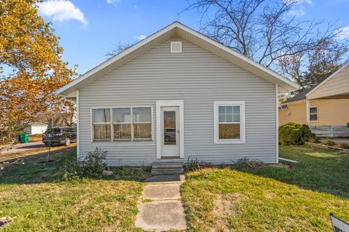 201 S Douglas St, Villa Grove, IL, 61956-1704 | Card Image