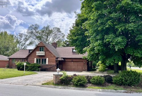 780 Angela Dr, Fostoria, OH, 44830-3307 | Card Image