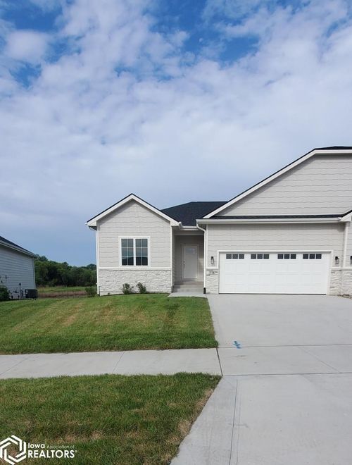 778 Ne 71st St, Pleasant Hill, IA, 50327-8910 | Card Image