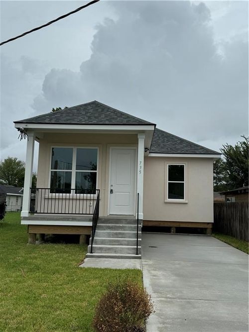 735 17th St, Gretna, LA, 70053-6433 | Card Image