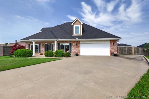 5637 Chickering Ct, Bartlesville, OK, 74006-8067 | Card Image