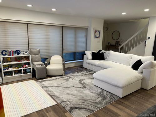 14 Squirrel Hl, Roslyn, NY, 11576-2815 | Card Image