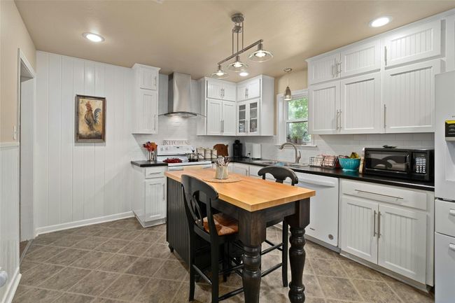 702 S Groos St, House other with 3 bedrooms, 2 bathrooms and 4 parking in Kyle TX | Image 11