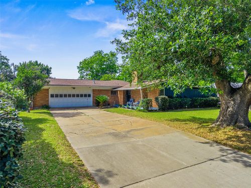 114 20th Ave N, Texas City, TX, 77590-6135 | Card Image