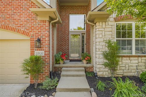 16-1202 Wind Chime Dr, Waterford, MI, 48327-2984 | Card Image