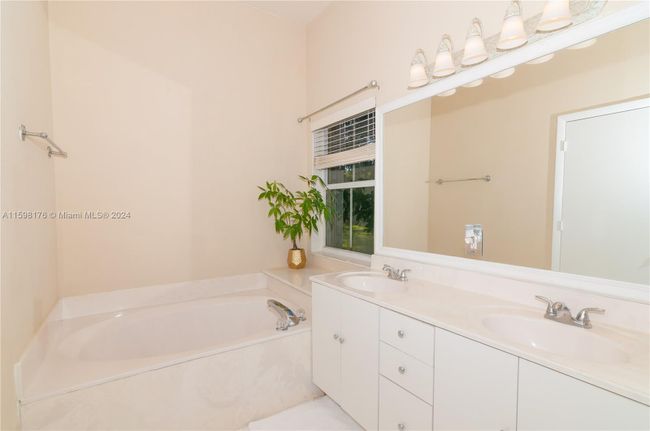 885 - 885 Tanglewood Cir, House other with 3 bedrooms, 2 bathrooms and null parking in Weston FL | Image 19