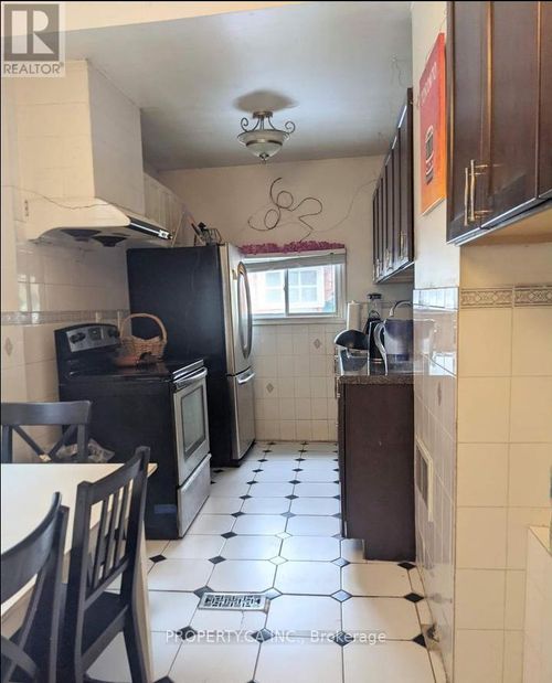 main-662 Dundas St W, Toronto, ON, M5T1H9 | Card Image