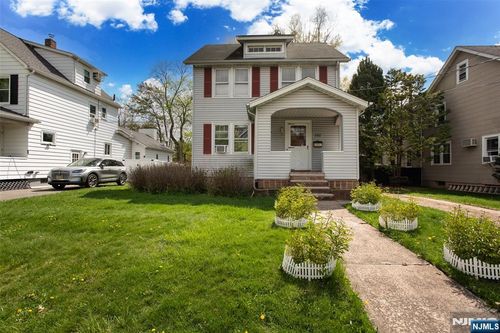 582 Center Ave, River Edge, NJ, 07661-2127 | Card Image