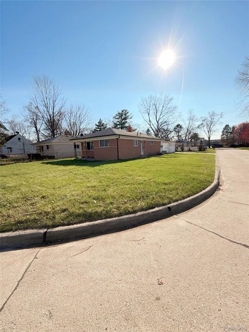 21053 Saint Francis St, Farmington Hills, MI, 48336-6160 | Card Image