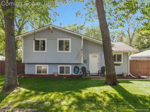 9664 Listeria St, Commerce Township, MI, 48382-4136 | Card Image