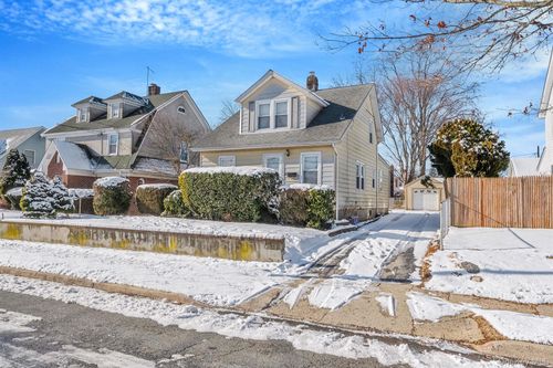 36 Frost Pond Rd, Glen Cove, NY, 11542-3938 | Card Image