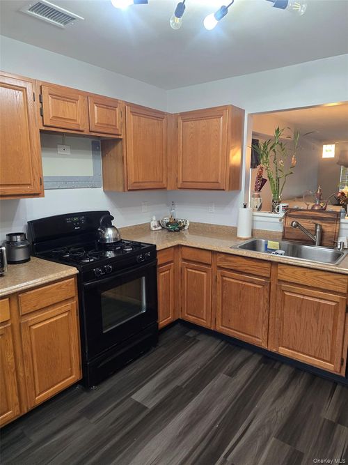 84 Village Ml, Haverstraw, NY, 10927-1069 | Card Image