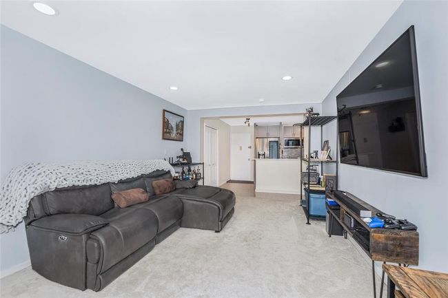Living Room Area | Image 9