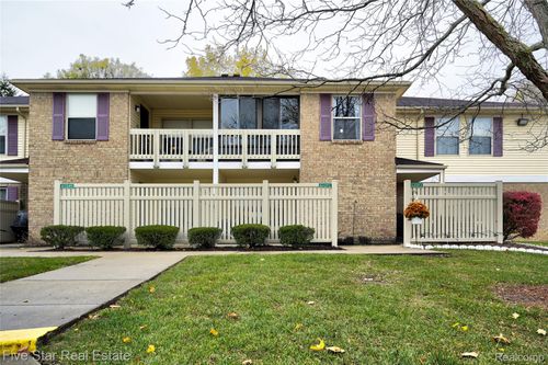 61051 Greenwood Dr, South Lyon, MI, 48178-1722 | Card Image