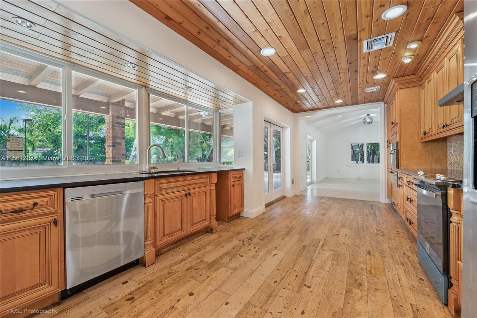 77th Ave, Pinecrest, FL 33156