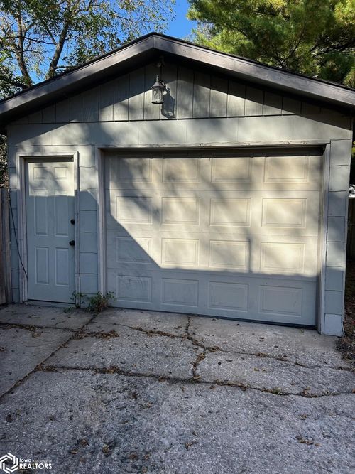 726 11th St Ne, Mason City, IA, 50401-2330 | Card Image