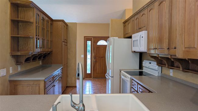 Front door entry from Kitchen Sink | Image 27