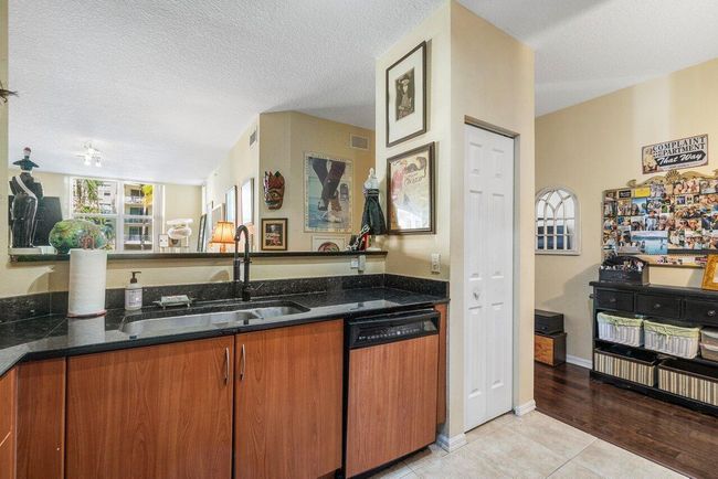 APT-201 - 804 E Windward Way, Condo with 3 bedrooms, 2 bathrooms and null parking in Lantana FL | Image 10