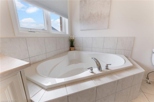 83 Munro Cir, House other with 4 bedrooms, 3 bathrooms and 4 parking in Brantford ON | Image 26